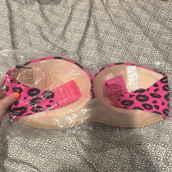 Strapless Lip Pattern Push Up With Cute Bling Accent - Picture 2 of 4